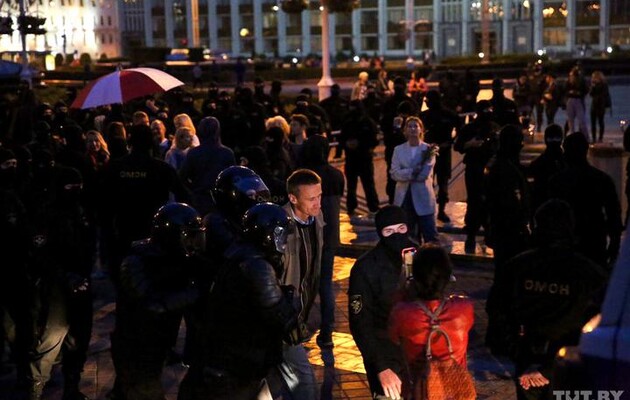 Людей начали задерживать, когда их на площади Независимости оставалось мало