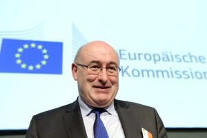 Єврокомісар порушив правила карантину і подав у відставку 