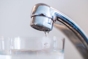 В пяти городах Украины воду из крана проверили на наличие коронавируса: что обнаружили