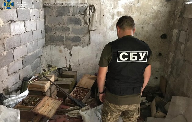 Співробітники СБУ в Донецькій області виявили великий схрон зброї та боєприпасів 