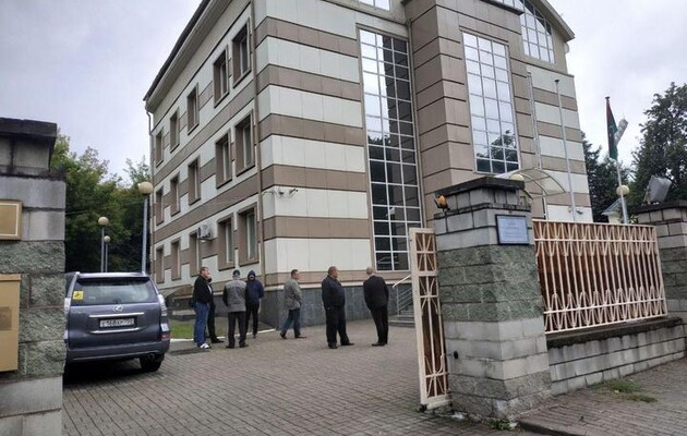 Невідомі напали на посольство сьогодні вранці