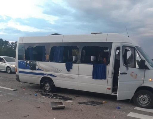 На трассе под Харьковом обстреляли автобус с членами ГО Кивы: есть раненые