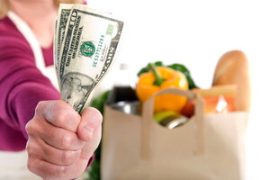 Американцы стали меньше тратиться на еду – WSJ