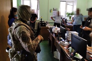 Оформляли ввезення автомобілів за хабарі: СБУ і ДБР затримали співробітників Одеської митниці 