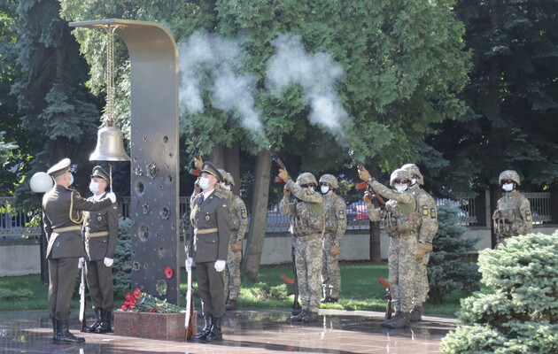 Зеленский вручил посмертные награды защитников Украины их родственникам