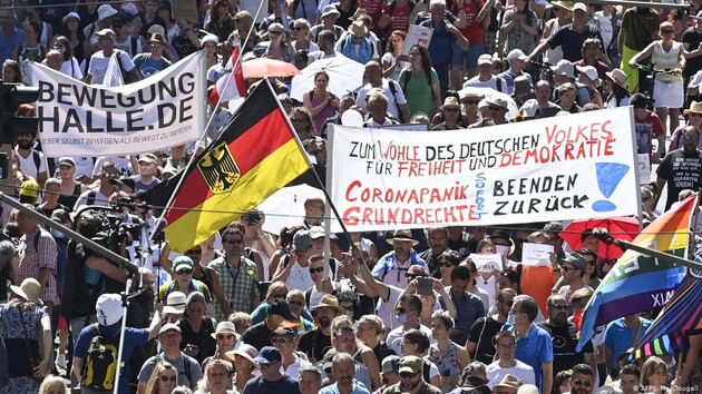 У Берліні розігнали масову антикарантинну акцію протесту 