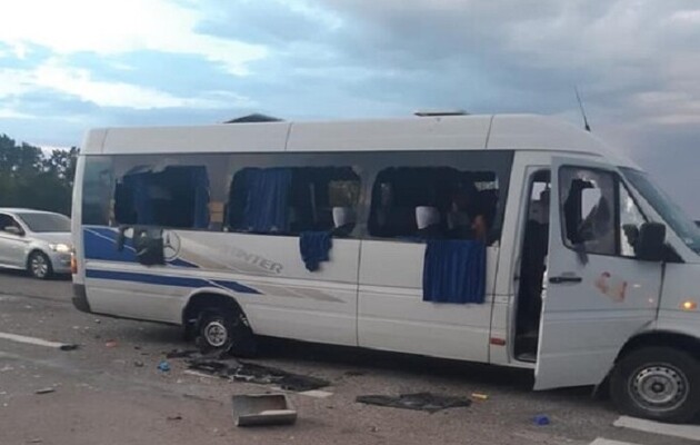 Суд арестовал шестерых жителей Днепра, подозреваемых в нападении на автобус в Харьковской области