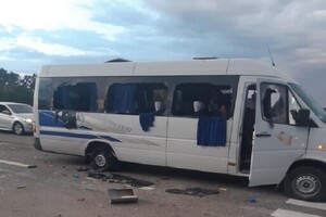 Суд арестовал шестерых жителей Днепра, подозреваемых в нападении на автобус в Харьковской области