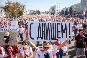 «Саша, виходь, будемо вітати!»: Десятки тисяч протестуючих впритул підійшли до силовиків біля палацу Незалежності 
