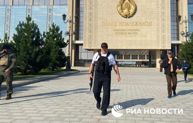 Лукашенко снова позировал на фоне резиденции с автоматом