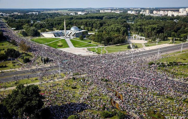 ОМОНовцы избили в центре Минска двух футболистов столичного клуба. Их обвиняют в нападении на милицейский автобус