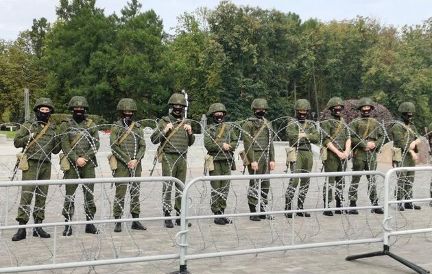 На площадь Независимости в Минске подогнали спецтехнику. Стелу окружили колючей проволокой