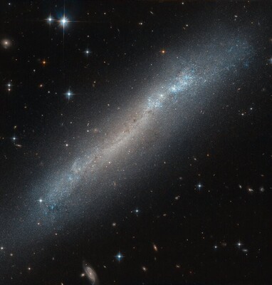 «Хаббл» сделал снимок «покосившейся» галактики