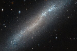 «Хаббл» сделал снимок «покосившейся» галактики
