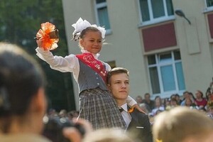 Во многих школах Харькова, несмотря на карантин, устроили торжественные линейки