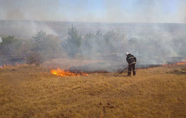Під час пожежі поблизу лінії фронту на Луганщині здетонували міни: поранено рятувальника