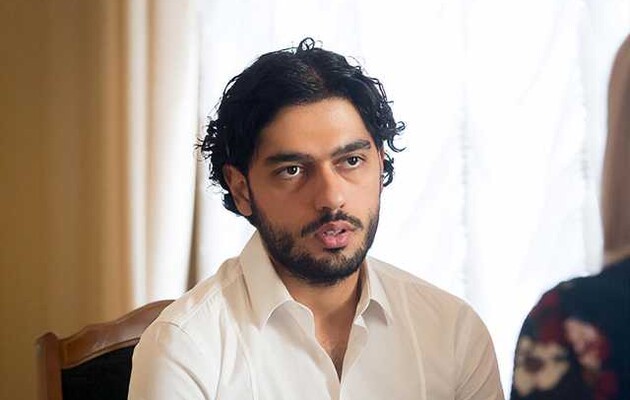  "Он не самостоятельно эти тексты пишет, я знаю, кто ему пишет, но не буду говорить"