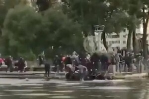 У Мінську заарештували рятувальників, які не дали протестувальникам потонути в річці 
