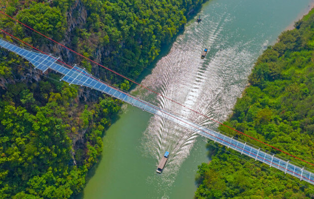 У Китаї відкрили скляний підвісний 526-метровий екстремальний міст 