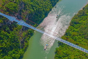 В Китае открыли стеклянный подвесной 526-метровый экстремальный мост