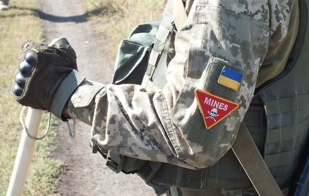 Двое военных подорвались на мине в Донецкой области