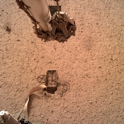 Зонд станции InSight начал самостоятельно углубляться в марсианский грунт
