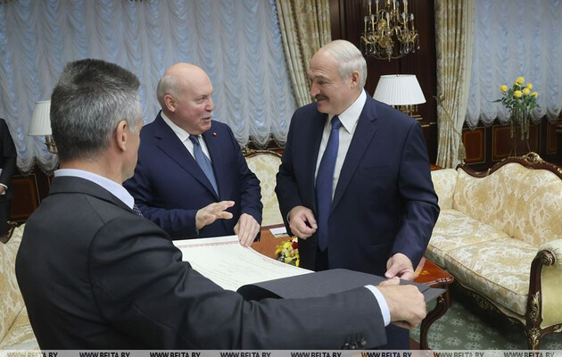 Посол России подарил Лукашенко карту с Беларусью в составе Российской империи