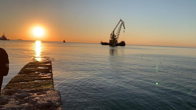 Delfi на «Дельфине»: затонувший танкер убрали с одесского пляжа