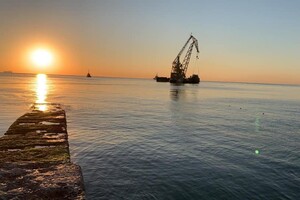 Delfi на «Дельфіні»: затонулий танкер прибрали з одеського пляжу 