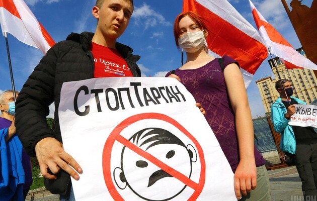 Противники Лукашенка називають його "вусатим тарганом"