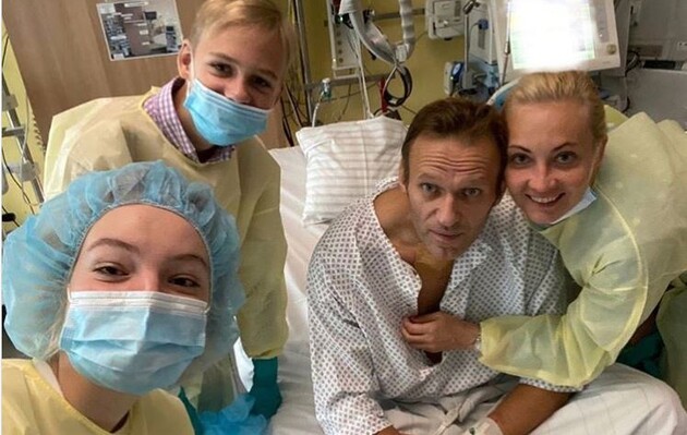 Навальный опубликовал первый пост после отравления “Новчиком”. Недавно он вышел из комы