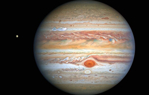 Слева от планеты можно заметить спутник Европу