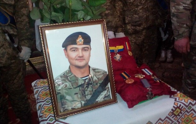 Зеленский вручил посмертно звание Героя Украины военному, погибшему в Донбассе