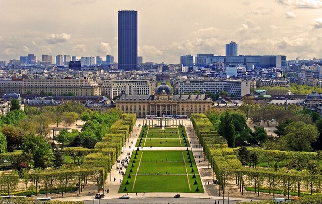 В Париже арестовали мужчину, который взбирался на башню Монпарнас