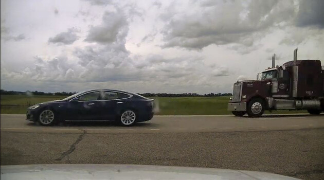 Tesla під управлінням автопілота намагалася втекти від поліції поки водій спав 