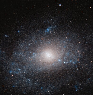 «Хаббл» сделал снимок галактики с «избытком» темной материи