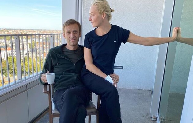 “Меня уже вывели из комы, но я никого не узнаю”: Навальный рассказал о первых ощущениях после отравления “Новичком”