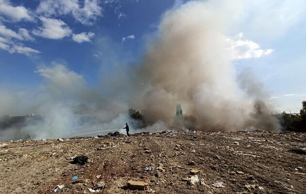 Рятувальники ліквідували пожежу на Дарницькому сміттєзвалищі в Києві
