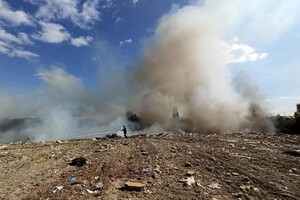 Рятувальники ліквідували пожежу на Дарницькому сміттєзвалищі в Києві