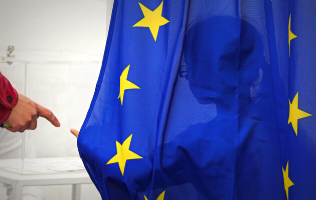 Вимога одностайності в питаннях зовнішньої політики робить ЄС «дипломатично слабким» — Bloomberg
