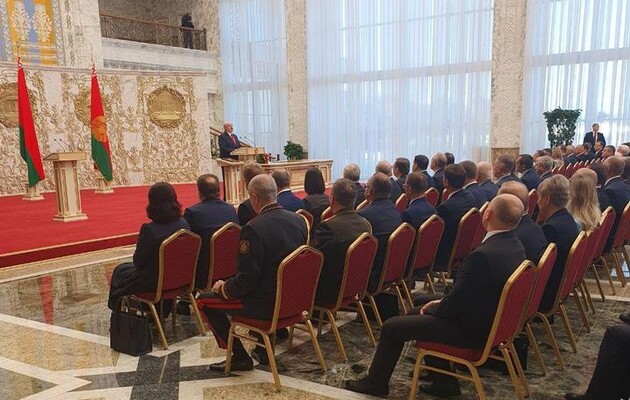 Всупереч протестам та фальсифікаціям Лукашенко таємно проголосив себе 