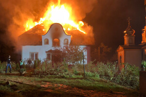 На Закарпатье сгорел монастырь, трех монахов спасатели вытащили из огня