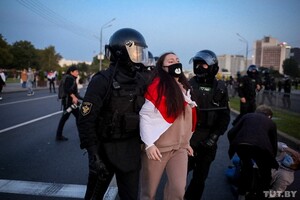Водомети, кийки і газ: у Мінську ОМОН жорстко розігнав противників інавгурації Лукашенка 