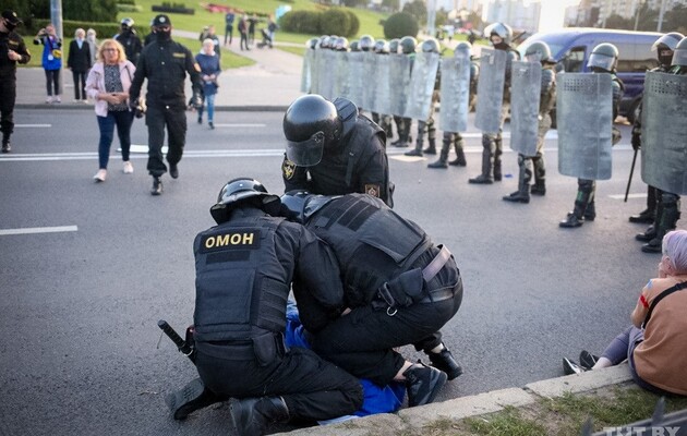  ОМОНівці жорстко затримували людей на вулицях Мінська