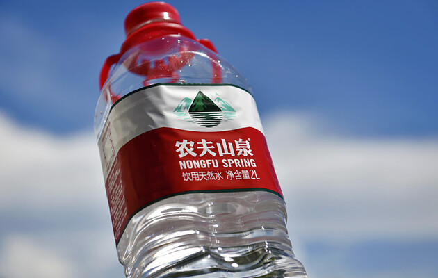Bloomberg назвал состояние богатейшего человека Китая, заработавшего на продаже питьевой воды