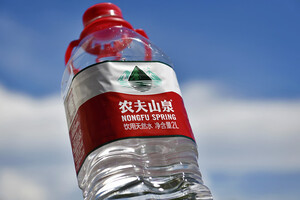 Bloomberg назвал состояние богатейшего человека Китая, заработавшего на продаже питьевой воды