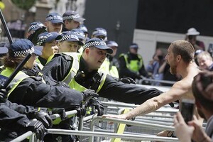 В центре Лондона произошли столкновения с полицией из-за ужесточения карантина