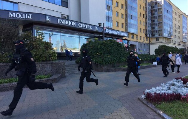 ОМОНовцы Лукашенко продолжают избивать белорусов