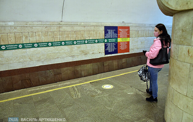 Человек попал под поезд: в метро Киева ограничили движение
