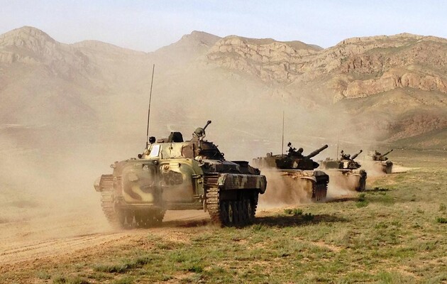 Бои за Нагорный Карабах: Армения и Азербайджан показали новые видео с уничтоженными танками